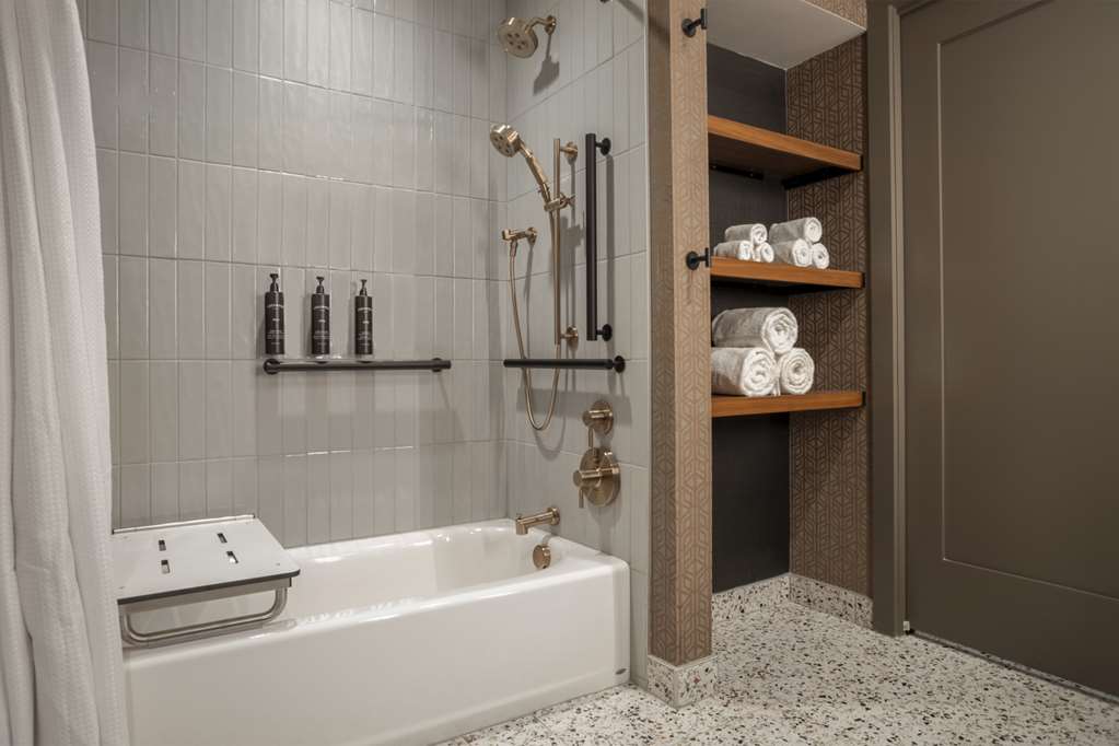 Guest room bath