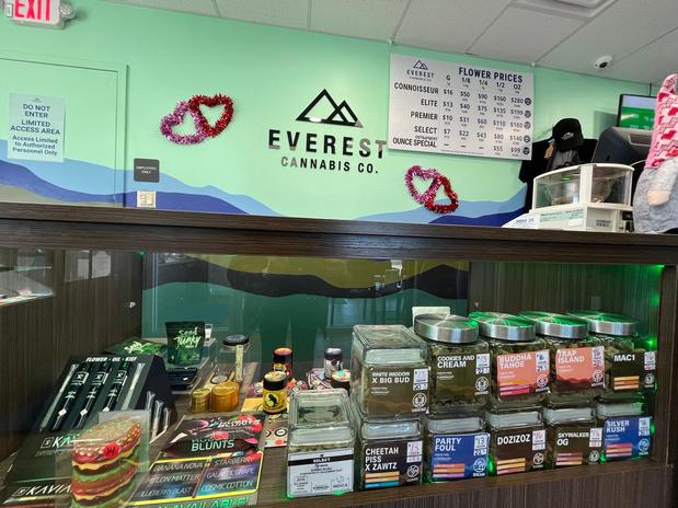 Images Everest Cannabis Co. - Montano Plaza