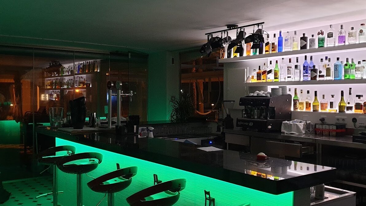 Images 17 Restaurant & Bar