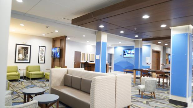 Images Holiday Inn Express & Suites Dallas Market Ctr - Love Field by IHG