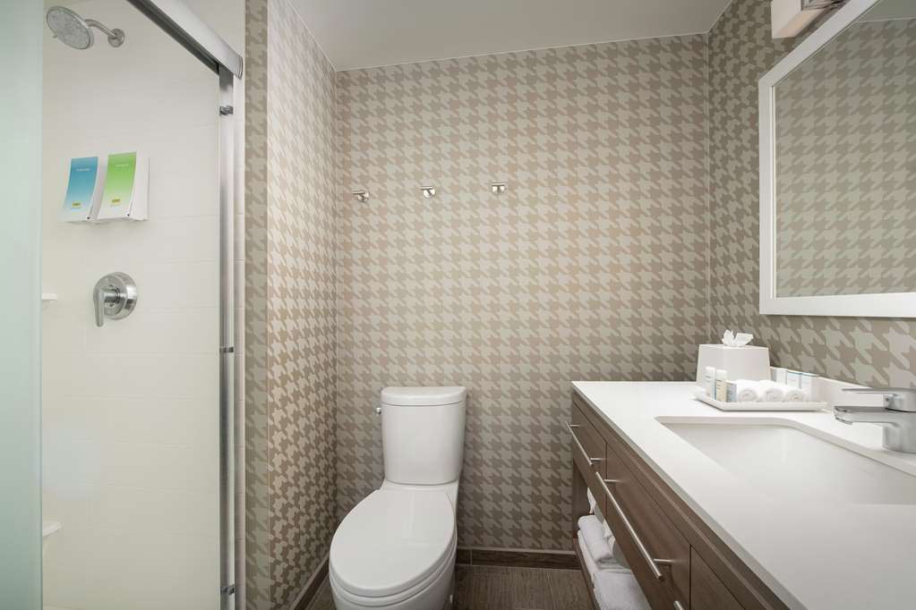 Guest room bath