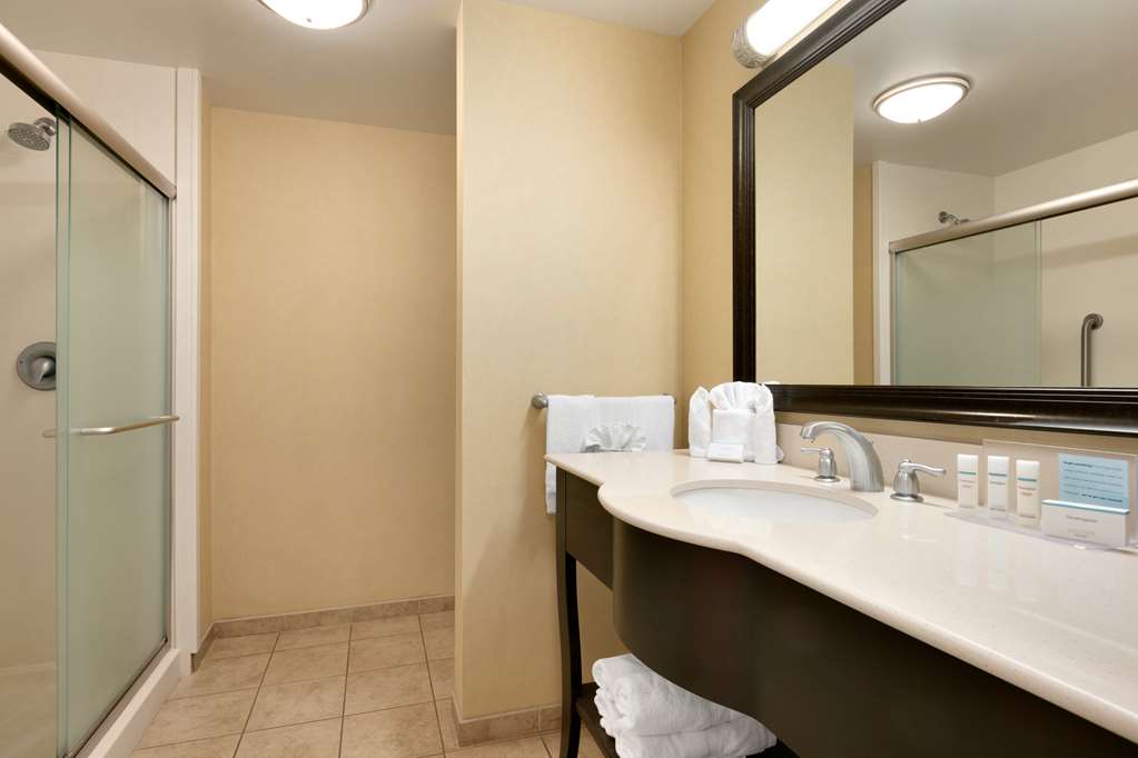 Guest room bath
