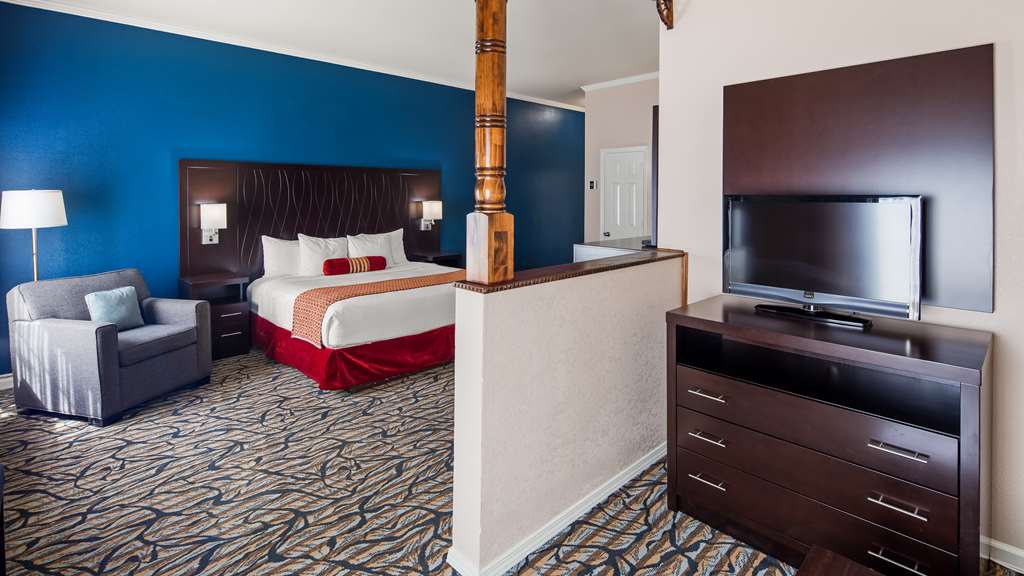 King Suite w/ Sofa Bed