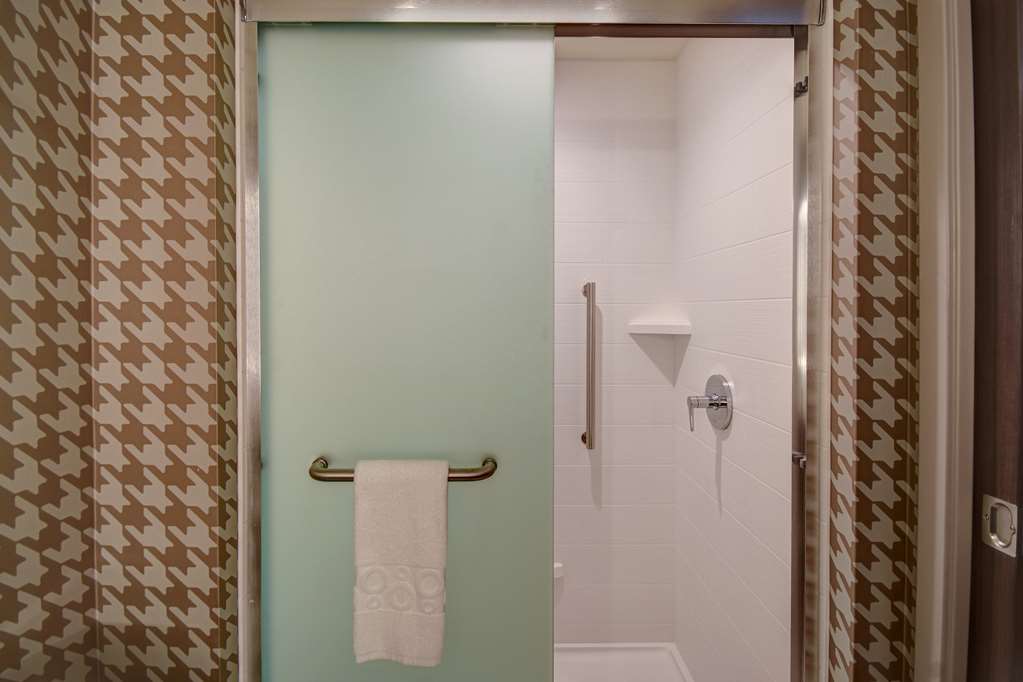 Guest room bath