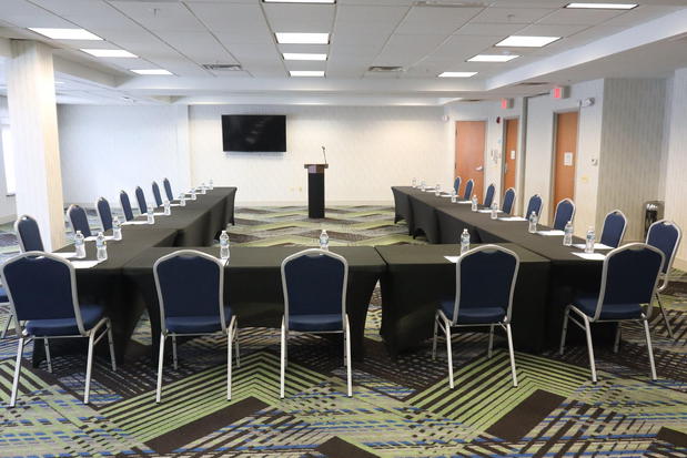 Images Holiday Inn Express & Suites Chicago North-Waukegan-Gurnee, an IHG Hotel