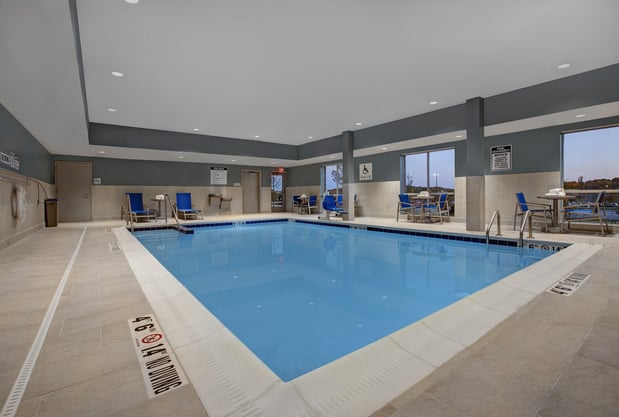 Images Holiday Inn Express & Suites Milwaukee - Brookfield by IHG