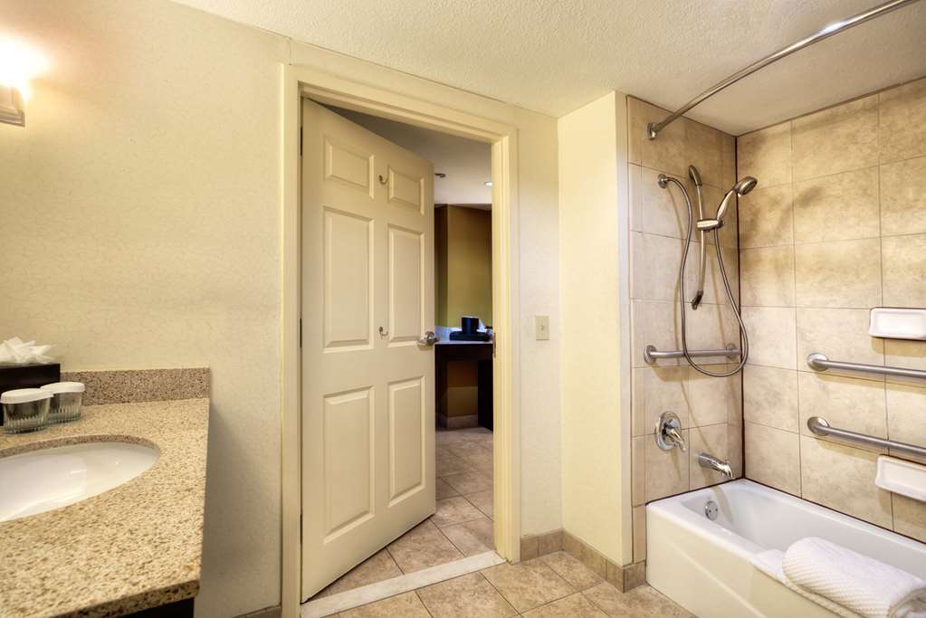 Guest room bath Embassy Suites by Hilton Laredo Laredo (956)723-9100