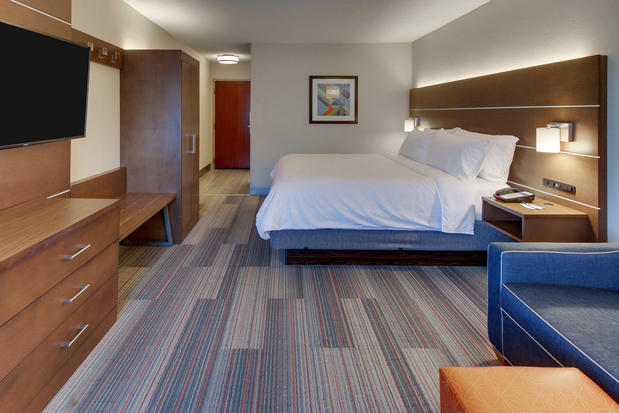 Images Holiday Inn Express & Suites Atlanta N-Perimeter Mall Area by IHG