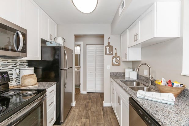 Images Lakeside Crossing at Eagle Creek Apartments and Townhomes