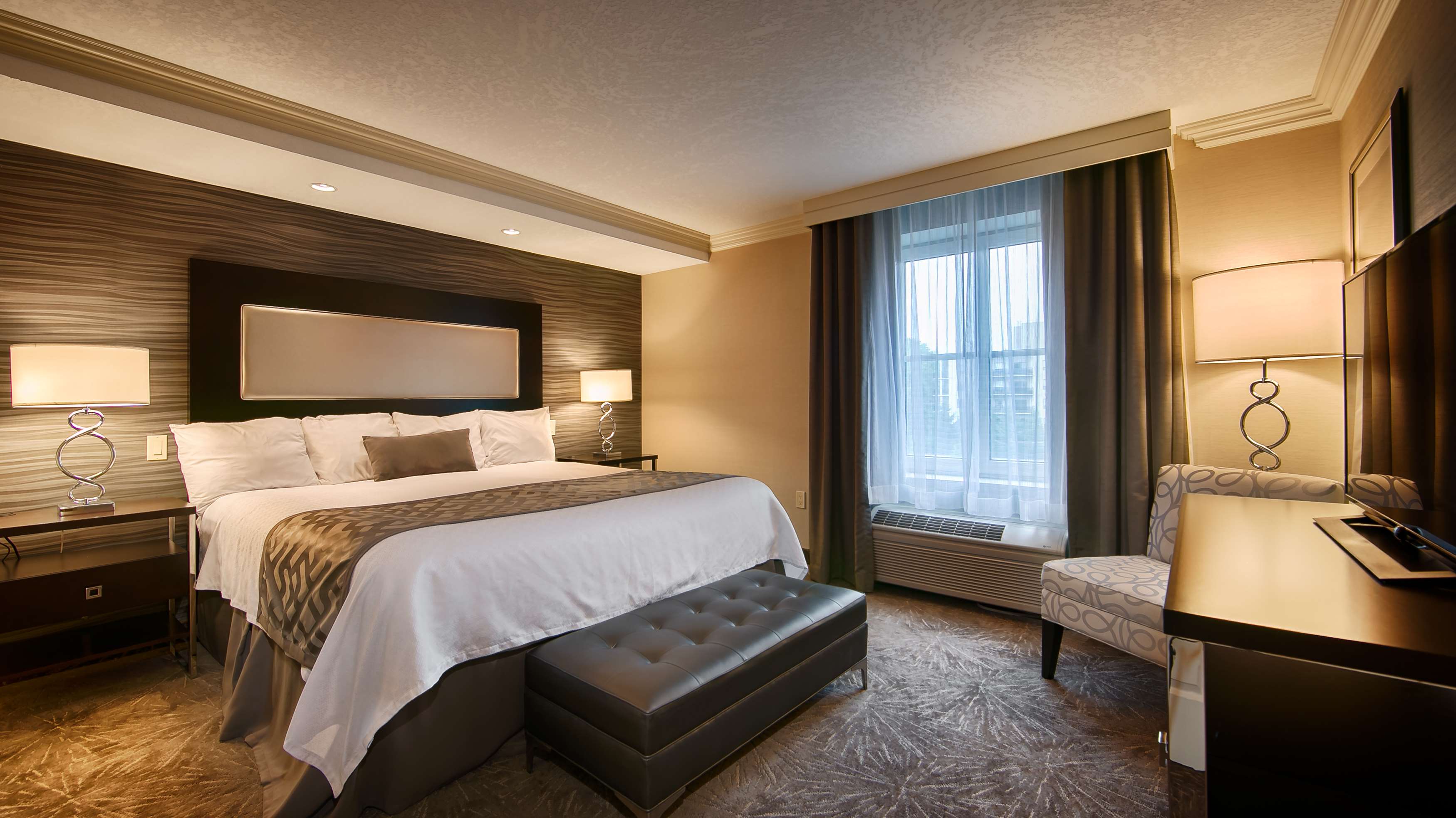 Deluxe King Suite Best Western Plus The Arden Park Hotel Stratford (519)275-2936