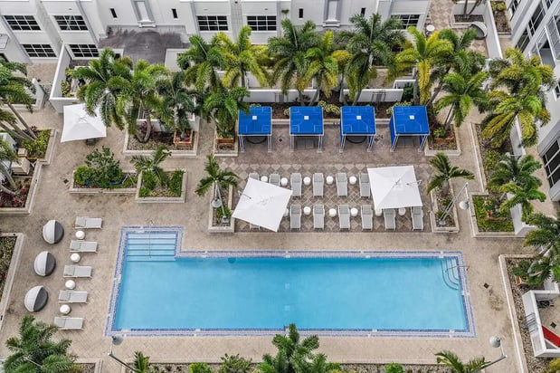 Images Paramount on Lake Eola