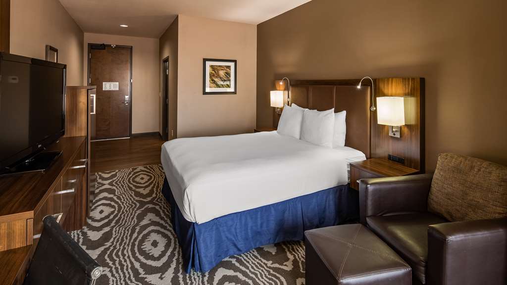 King Bed Guest Room Best Western Plus Williston Hotel & Suites Williston (701)572-8800