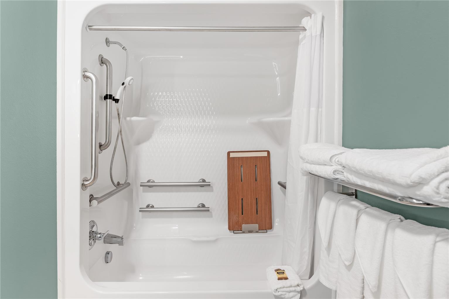 ADA - 1 King Bed w/ Bathtub + Kitchen