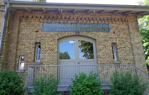 Unser Evangelisches Familienzentrum "Alter Bahnhof" befindet sich im historischen Bahnhofsgebäude von Lenningsen.