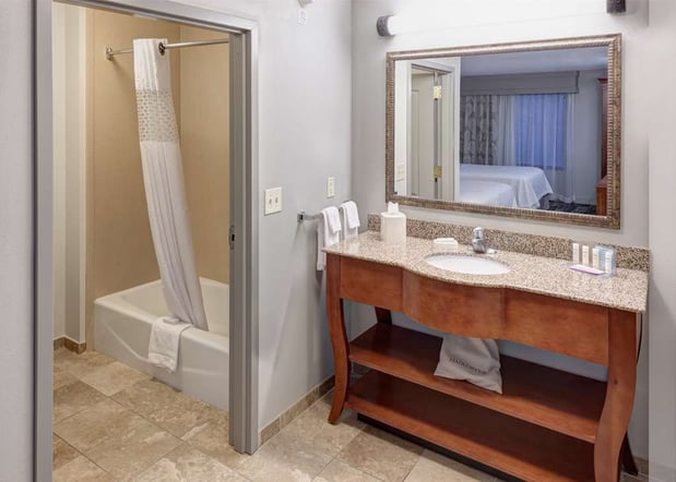 Images Hampton Inn & Suites Cedar Rapids - North