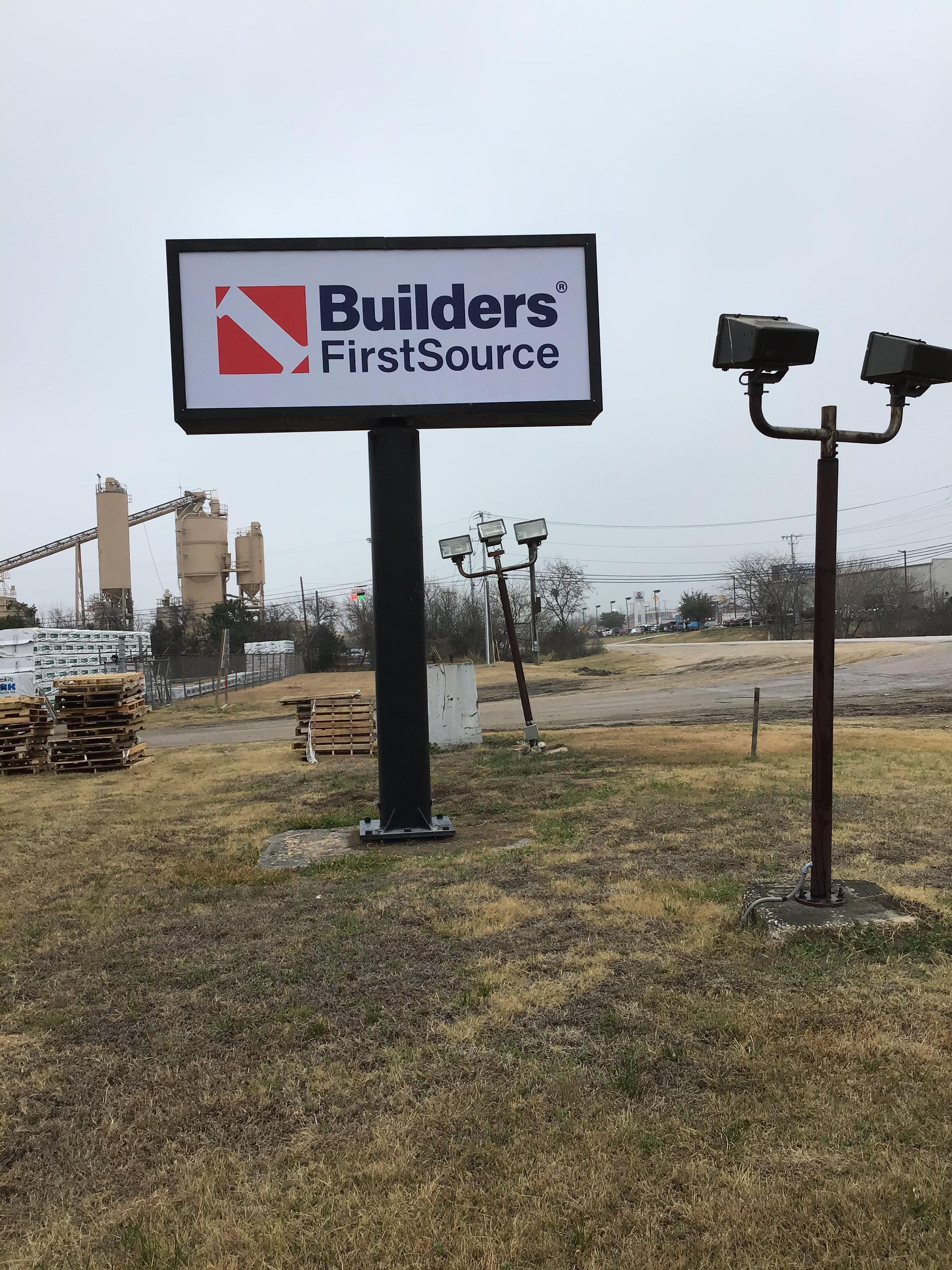 Builders FirstSource lumber yard pole sign in New Braunfels, TX.
