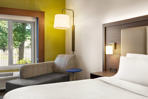 Images Holiday Inn Express & Suites Redding by IHG