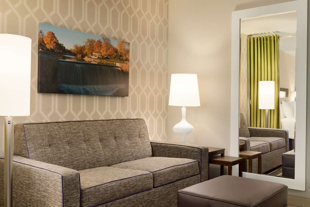 Guest room Home2 Suites by Hilton Menomonee Falls Milwaukee Menomonee Falls (262)737-7100
