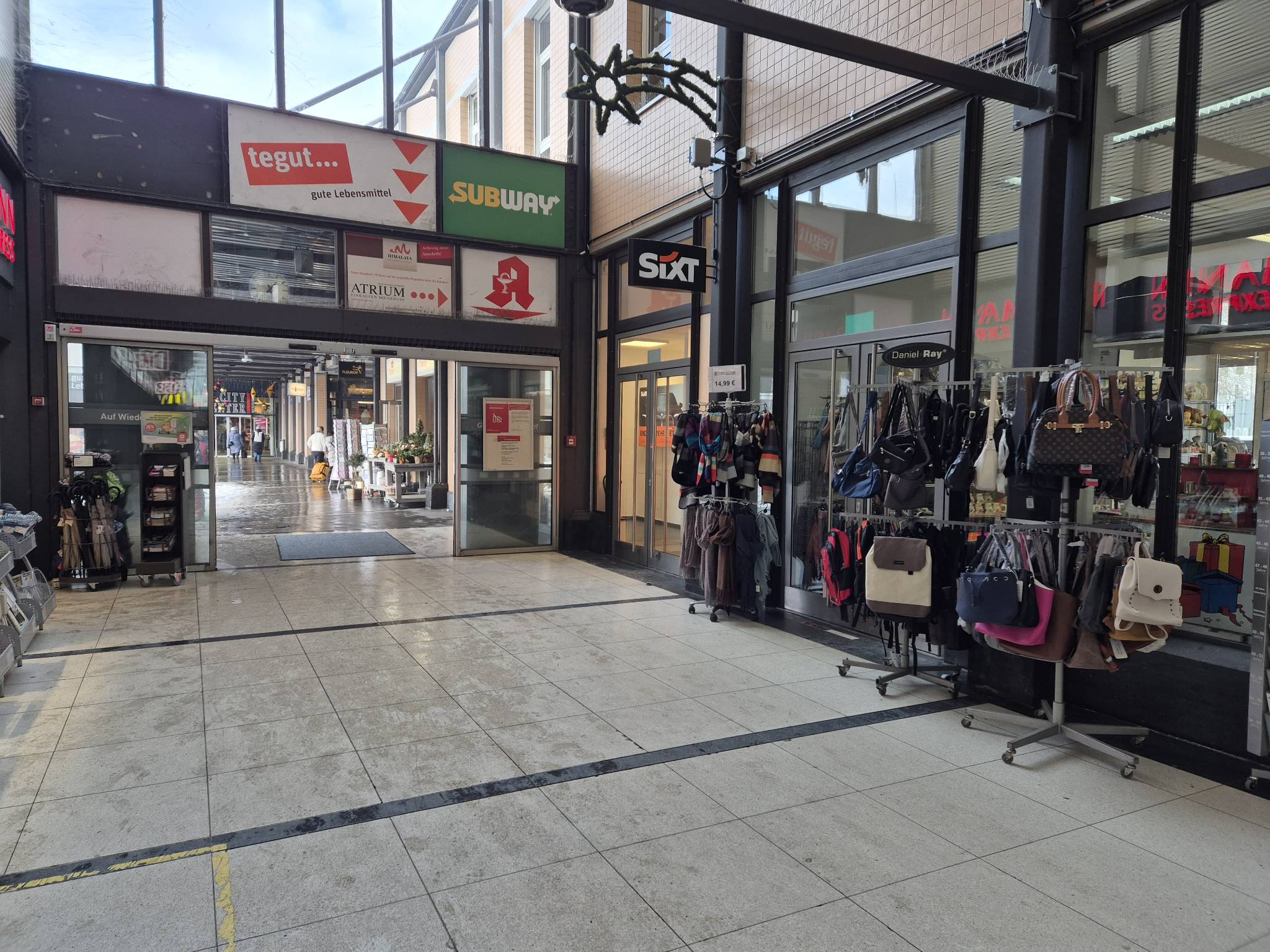 SIXT Autovermietung Kassel-Wilhelmshoehe Bahnhof, Willy-Brandt-Platz 1 in Kassel