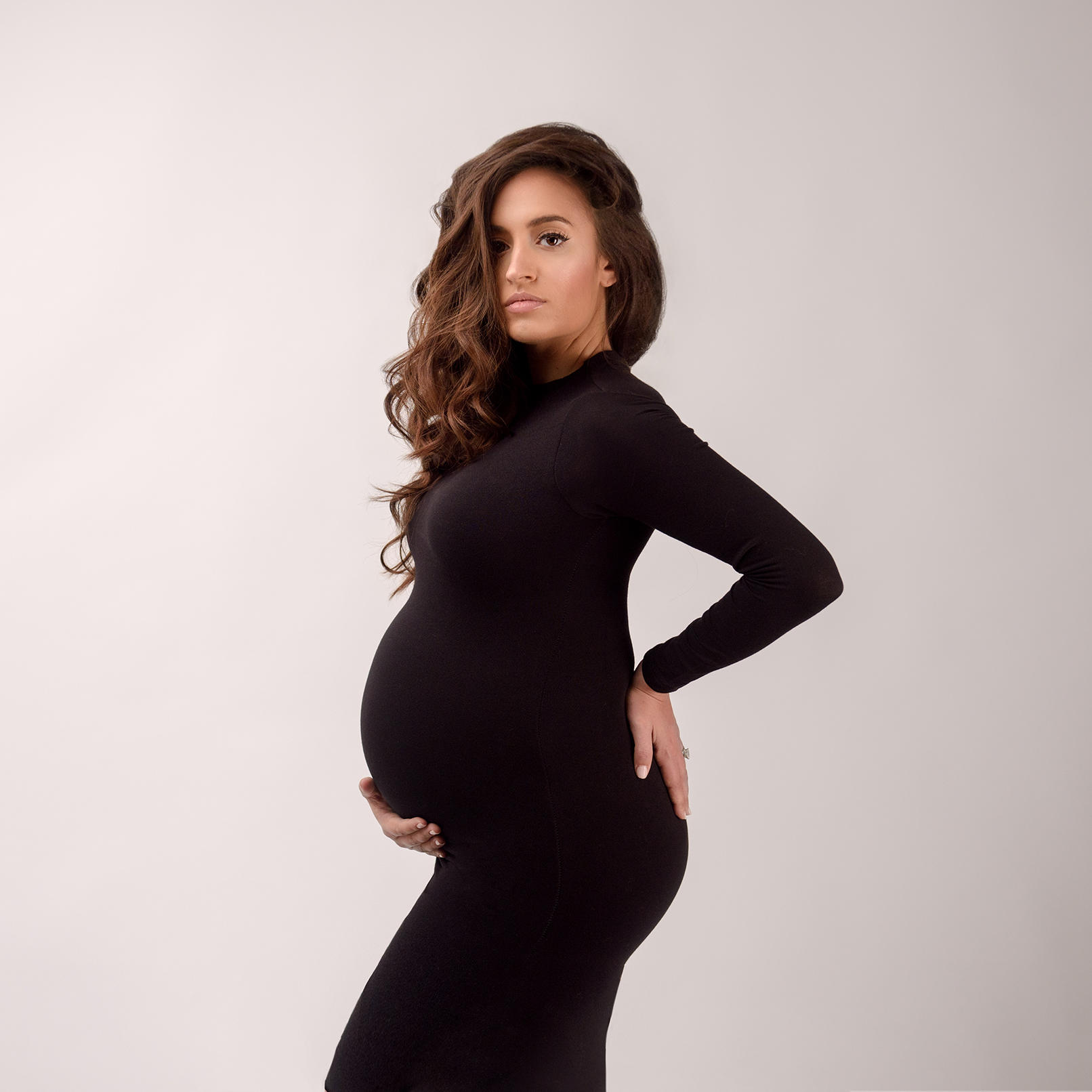 Фотосессия беременной в черном платье