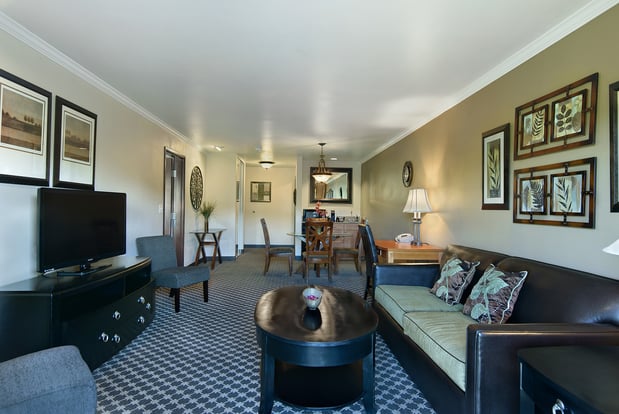 Images Oxford Suites Yakima