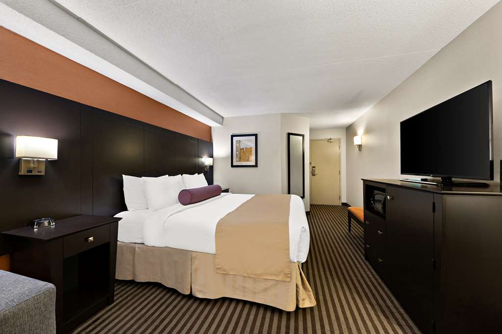 1 King Bed Best Western Plus Toronto North York Hotel & Suites Toronto (416)663-9500