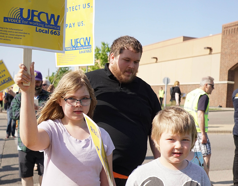 Being a union member at UFCW Local 663 has its perks. Some of which include contracts, reps, our resort, free classes and scholarships, meetings, activities, and much more. Visit our website today.
