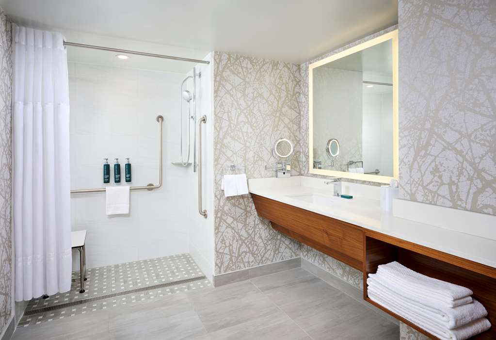 Guest room bath DoubleTree by Hilton Windsor Hotel & Suites Windsor (519)977-9777