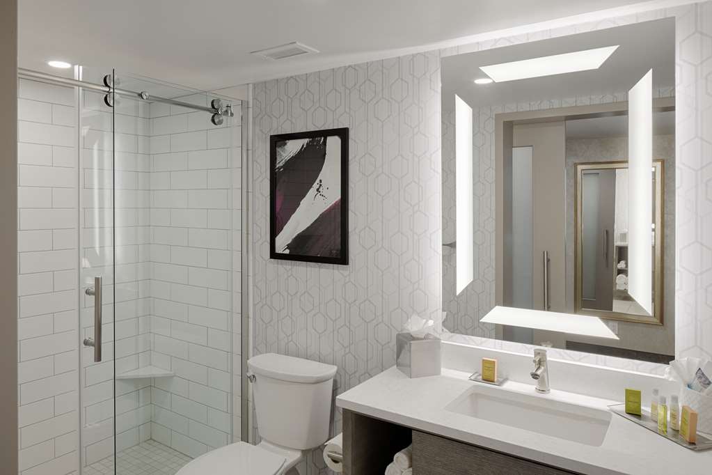 Guest room bath
