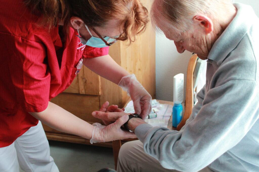 Helfer in der ambulanten Pflege für ältere Menschen