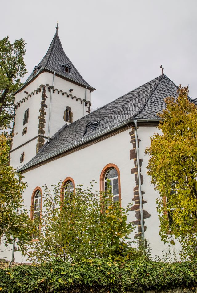 Die Kirche stammt in ihren Ursprüngen aus dem Mittelalter. Der Kirchturm ist ein spätgotischer Wehrturm mit einem Kreuzgewölbe im hohen Erdgeschoss , drei äußerlich sichtbaren Geschossen und Eckquaderungen Außen sind alte Zunftzeichen und Steinmetzzeichen