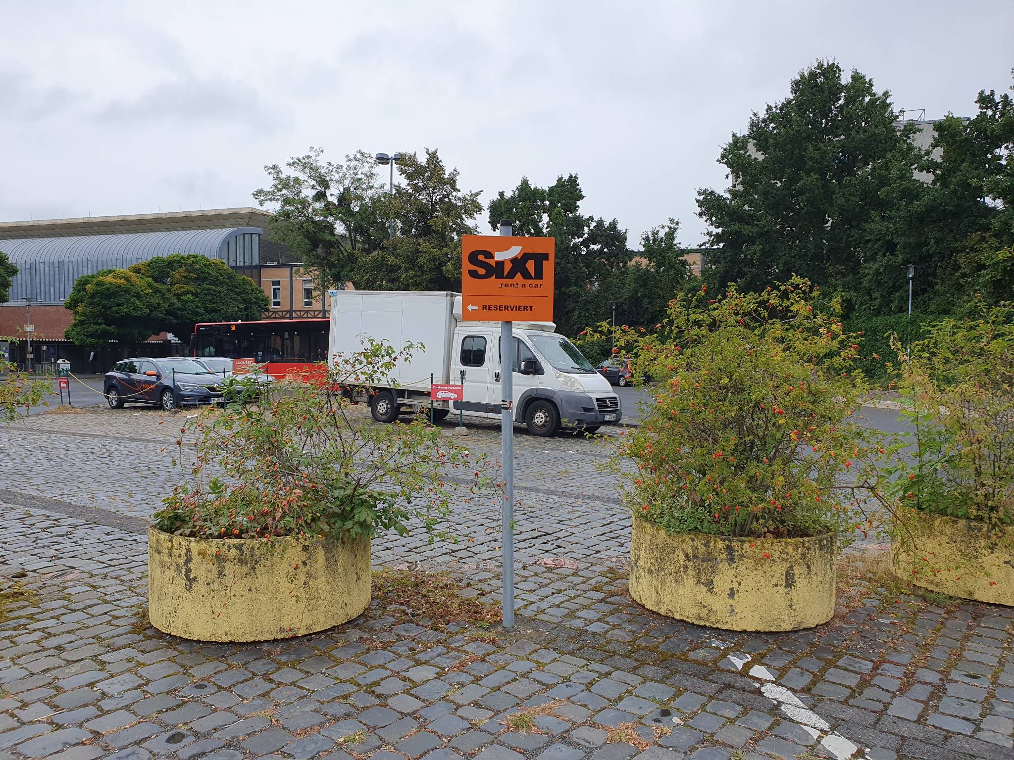 SIXT Autovermietung Kassel-Wilhelmshoehe Bahnhof, Willy-Brandt-Platz 1 in Kassel