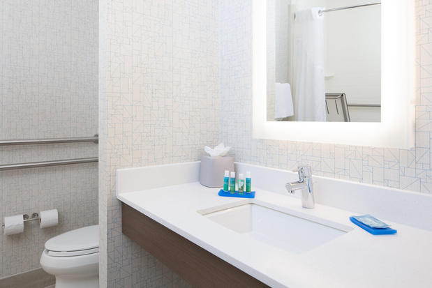 Images Holiday Inn Express Louisville Northeast by IHG