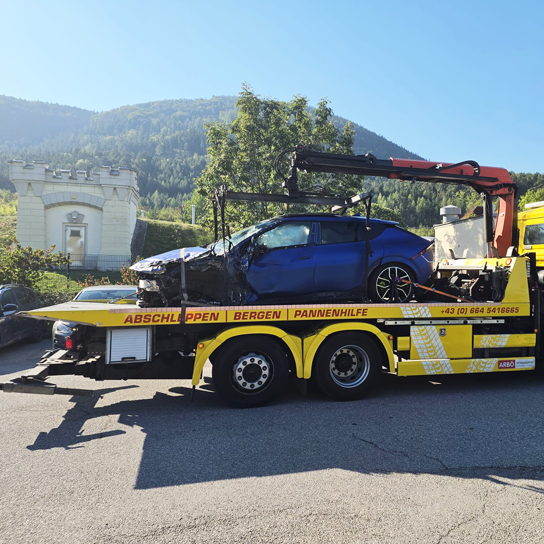 Bild zu ADW 24/7 INFO – Sicherer Transport eines verunfallten Elektrofahrzeugs ¿¿
