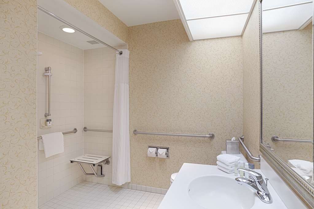 Guest room bath