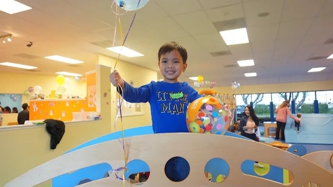 Let your child discover the joy of making music by tapping a drum and experimenting with rhythm. Our children’s music classes in Fullerton support listening, coordination, and self-expression through hands-on musical play.