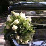 Hochzeit  grüner Strauß mit weißen rosen auf seite auto - Blütenkorb München