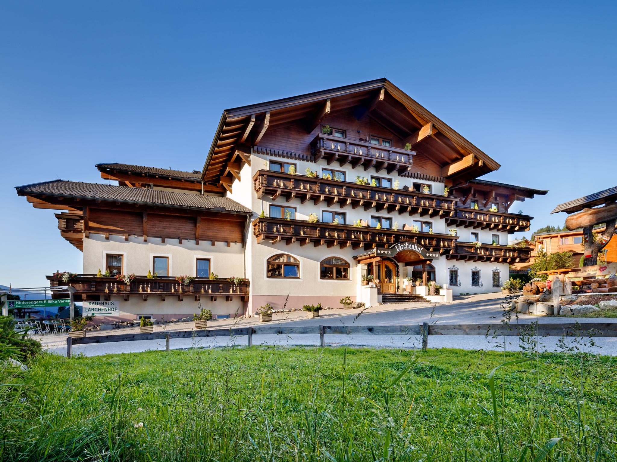 Bild zu Genießen Sie das Winterparadies direkt an der Piste, echte Alm Romantik oder den perfekten Sommertraum am Katschberg. Umgeben von der traumhaften Kulisse der Kärntner und Lungauer Berge, inmitten des UNESCO Biosphärenparkes Lungau - Nockberge, erleben Sie einen unvergesslichen Urlaub im Hotel Lärchenhof Katschberg auf 1.641 m Seehöhe.