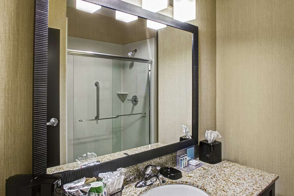 Guest room bath