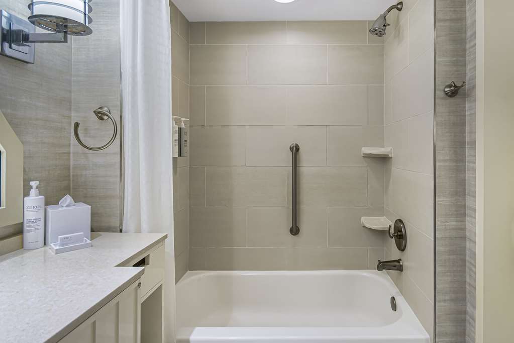 Guest room bath