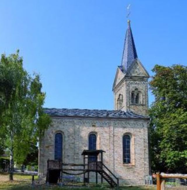 Die evangelische Kirche in Vendersheim zeichnet sich besonders durch ihre architektonische Gestaltung bei der Renovierung 2001 aus und hat sich zum Mittelpunkt des Lebens in dem kleinen Ort Vendersheim entwickelt.