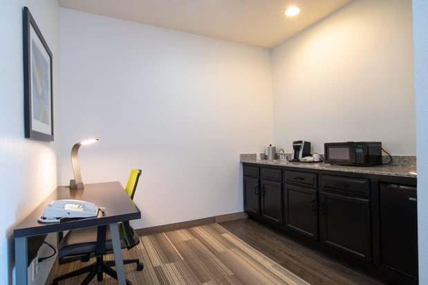 Images Holiday Inn Express & Suites Bedford by IHG