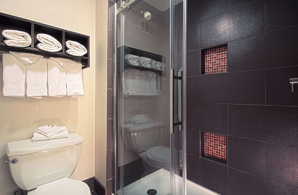 Guest room bath