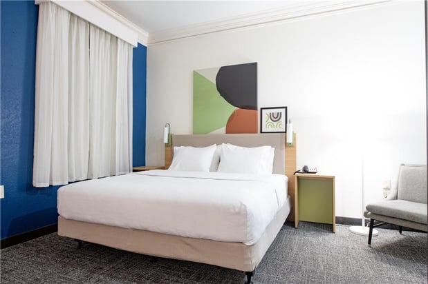 Images Spark by Hilton Lafayette South