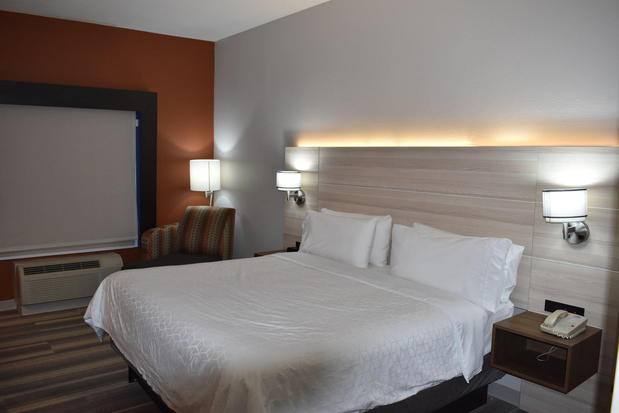 Images Holiday Inn Express & Suites McPherson, an IHG Hotel