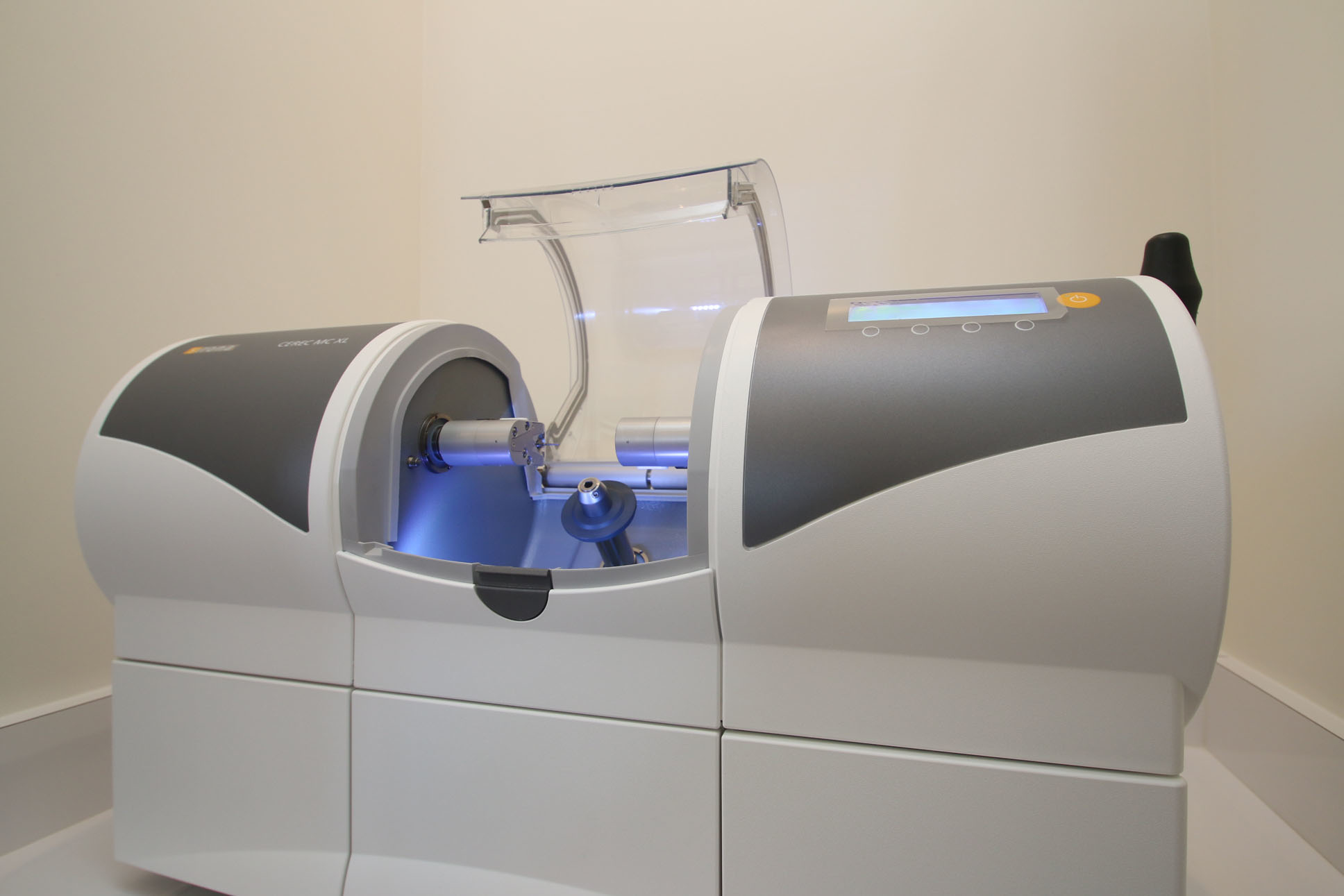 CEREC® CAD/CAM is the epitome
of Modern Dentistry. It means that in just 2 hours you can have a crown!