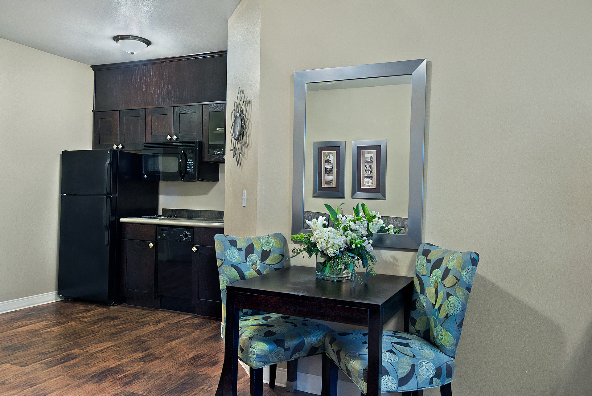 Oxford Suites Silverdale Image