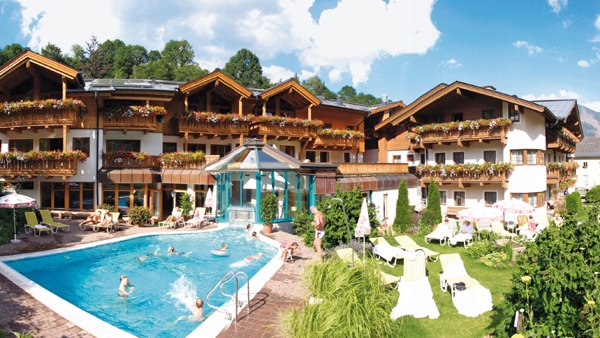 Bild zu Genießt die unkomplizierte und lockere Salzburger Gastfreundschaft und erlebt ein Stück echte Herzlichkeit. Tretet ein und fühlt Euch in unserem 4 Sterne Hotel in Zell am See wie zuhause.