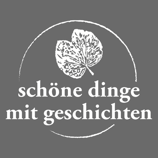 Logo von Schöne Dinge mit Geschichten oder Schöne Dinge mit Geschichten | handverlesene Schals, Tücher und Stolen aus Naturmaterialien