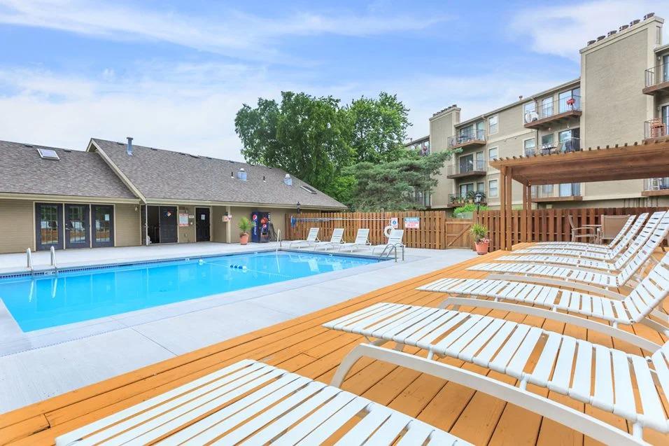 Pool at Cloverset Valley Apartments, Kansas City, MO, 64114